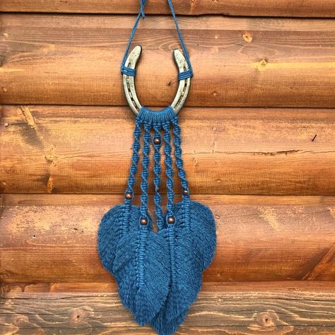 Macrame On Horseshoe, Macrame Horseshoe, Horseshoe Macrame, Macrame Hat, Hanging Diy, Horseshoe Crafts, Macrame Wall Hanging Diy, Hat Hanger, Handmade Wall Decor