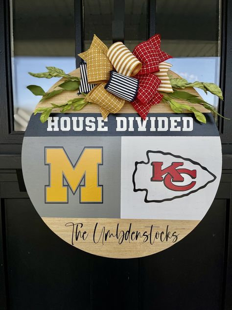 House Divided Football, Front Door Decor Christmas, House Divided Wreath, Door Decor Christmas, Football Door Hangers, Door Signs Diy, Sports Decor, Front Porch Signs, House Divided