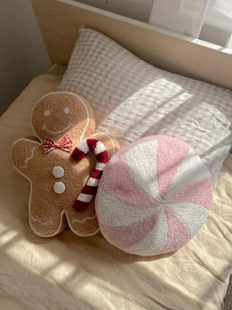 Christmas Dreaming, Pink Xmas, Cosy Christmas, Christmas Decorations Bedroom, Christmas Feeling, Christmas Bedroom, Christmas Inspo, Christmas Room Decor, Christmas Cushions