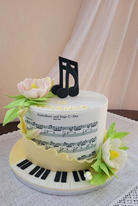 Birthday cake for a young musician. #cake #cakedecorating #cakeart #cakedecor #cakesdecor Musician Cake, Violin Cake, Easter Desserts Cake, Musical Cake, Bolo Musical, Music Themed Cakes, Birthday Cake Roses, Piano Cakes, Music Cakes