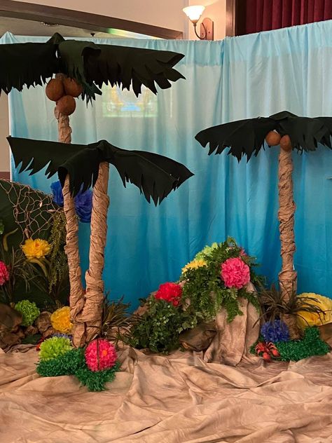 Fair Decorations, Weird Animals Vbs, Classroom Boards, Tree Palm, Vbs Themes, Fiesta Tropical, Hawaii Party, Luau Theme, Vbs Crafts