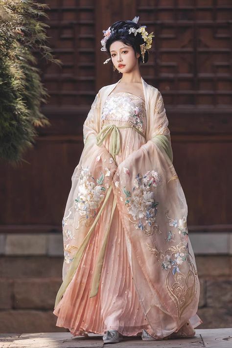 Hanbok Traditional Royal, Chinese Hanfu Princesses, Female Hanfu, Hanfu Aesthetic, Chinese Princess Dress, Hanbok Traditional, Traditional Asian Dress, Chinese Style Dress, Chinese Hair Accessories