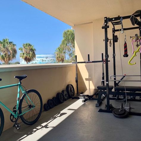 You might have been thinking about having a home gym for a time now, but don’t know where to locate it. If so, a balcony gym can be an excellent solution to this struggle. You don’t need to give up indoor spaces this way, and your balcony will become a functional area. And, it certainly is a better alternative to your dark and dungeon-like basement. Balcony Gym Ideas, Balcony Gym, Enclosed Balcony, Design Balcony, Dream Home Gym, House Balcony, Workout Space, Home Gym Design, Large Balcony