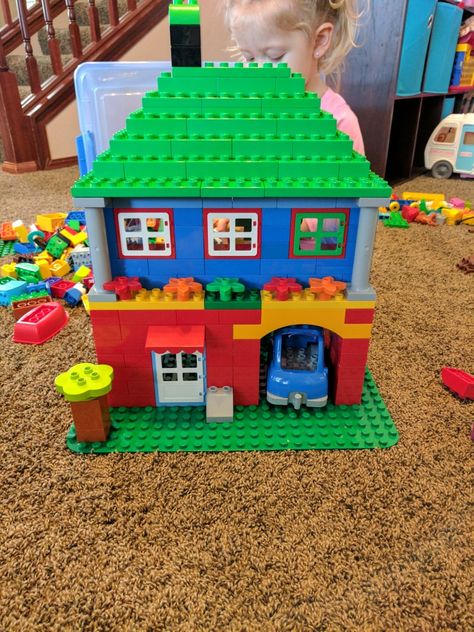 Lego Duplo 2 story house Duplo Lego Ideas, Lego Duplo House Ideas, Lego Duplo Building Ideas, Duplo Building Ideas, Duplo House, Lego Duplo Building Ideas Toddlers, Duplo Builds, Duplo Building Cards, Duplo Ideas