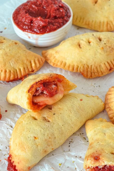 Air fryer pizza rolls cook up perfectly, in just 10 minutes! Either air fried or oven baked, these delicious pizza pockets are made from scratch with an easy homemade dough - crunchy on the outside with a steamy, fluffy centre. Filled to the brim with cheese and your favourite toppings, they are the perfect comfort food and easier than you think! Air Fryer Pizza Pockets, Air Fryer Pizza Rolls, Calzone Recipes, Pizza Pockets Recipe, Homemade Pizza Pockets, Air Fryer Pizza, Easy Air Fryer Recipes, Recipes Pizza, Pizza Pockets