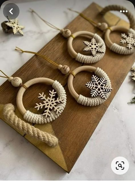 Macrame Xmas Decorations, Makramee Christmas, Modern Boho Christmas Decor, Boho Christmas Tree, Handmade Christmas Crafts, Handmade Christmas Tree, Ornaments To Make, Christmas Crafting, Diy Ornaments