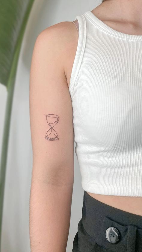 Hourglass Tattoo Simple, Small Hourglass Tattoo, Psychology Tattoo Minimalist, Tattoo Hourglass, Time Tattoo Ideas, Unforgettable Tattoo, Tattoo God, Sagittarius Tattoo, Hourglass Tattoo