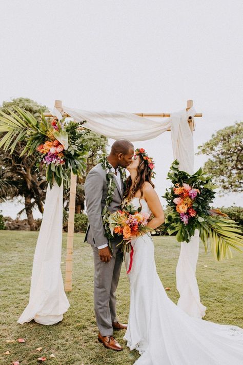 Tropical Wedding Ideas, Wedding Fiesta, Wedding 101, Pineapple Wedding, Floral Arches, Beach Wedding Decorations Reception, Hawaii Wedding Photography, Weddings Idea, Wedding Hawaii