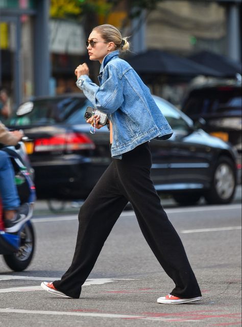 Gigi Hadid Denim Jacket, Black High Top Converse Outfits, Black Joggers Outfit, High Top Converse Outfits, Dakota Johnson Style, Gigi Hadid Outfits, Casual Denim Jacket, Gigi Hadid Style, Pant Trends