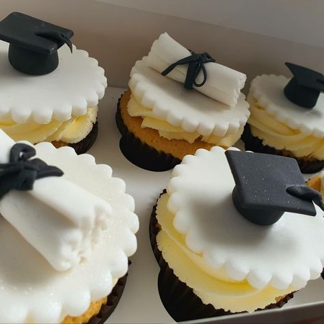 Last Bell, Cupcake Graduation Cake, Last Bell Cake, Congratulations Cupcakes Ideas, Congratulations Cupcakes, Mini Cake Graduation Ideas, Graduation Fondant Cookies, Graduation Cup, Congratulations Cake