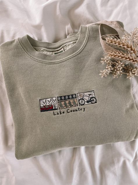 Sweatshirt With Embroidery, Embroided T Shirts, Embroidery Crewneck Ideas, Cute Embroidered Sweatshirt, Painted Crewneck, Crewneck Design Ideas, Embroidery Designs Sweatshirt, Hoodie Embroidery Ideas, Embroider Sweatshirts