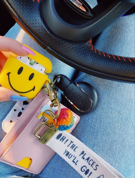 Smile Pics, Car Keychain Ideas, Preppy Car, Girly Car Accessories, Car Deco, Girly Car, Car Essentials, Cute Car Accessories, Keychain Wallet