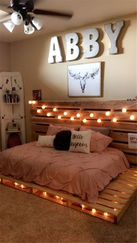 Interior Design Country, Small Dorm Room, Pink Living Room Decor, Pallet Bed Frame, Diy Pallet Bed, Stylish Bedroom Design, Pallet Bed, Pink Living Room