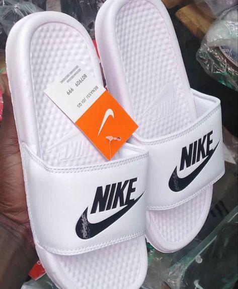 Chanclas Aesthetic, Nike Slippers, Nike Sandals, White Nike Shoes, Nike Slides, Jordan Shoes Retro, Fashion Shoes Sandals, Nike Air Shoes, Classy Shoes