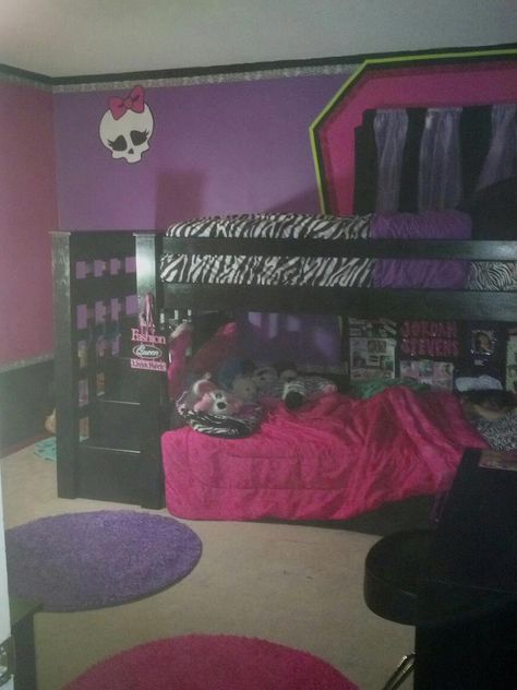 DIY Girls Bedroom Redo / After !!! I handpainted the Monster High Skull and outlined the windows in the shape of coffins like the Monster High Lockers. The border is done with Zebra print DUCT TAPE!!! saved me days of handpainting this !! Put a few coats of paint on the wooden bunkbeds and the girls zebra and pink style they already had fits perfect in their new room!!!! High Room Ideas, Monster High Bedroom, Monster High Skull, Monster High Room, Zebra Room, High Room, Diy Girls Bedroom, Hello Kitty Bedroom, Diy Girls