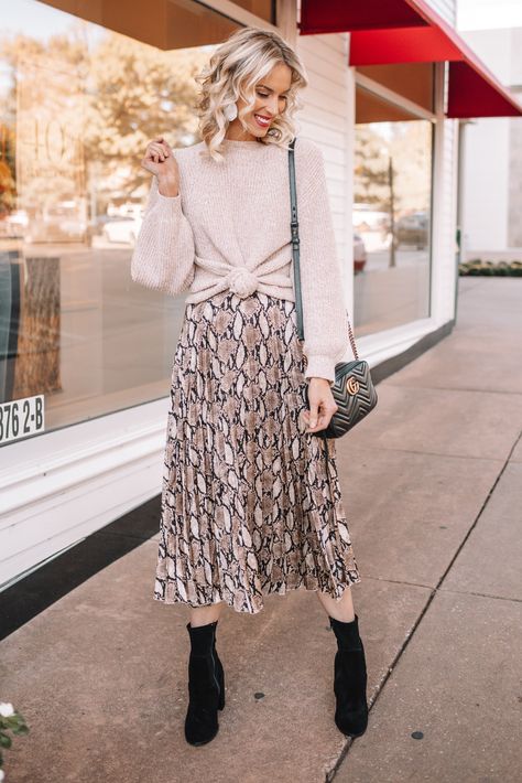 How to Wear a Midi Skirt – 10 Ways to Wear a Midi Skirt Dress With Sweater Over It, Midi Skirt Fall Outfit, Midi Skirt Outfit Fall, Midi Rock Outfit, Sweater Over Dress, Midi Skirt Winter, Rok Midi, Midi Skirt Fall, Skirt Outfit Fall