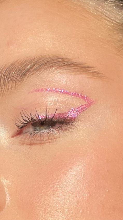 Light Pink Eyeliner Looks, Simple Fun Eye Makeup, Pink Eyeliner Looks Simple, Simple Birthday Makeup Look, Harry Styles Concert Makeup, Harry Styles Makeup, Fun Makeup Looks, Birthday Makeup Looks, Pink Eyeliner