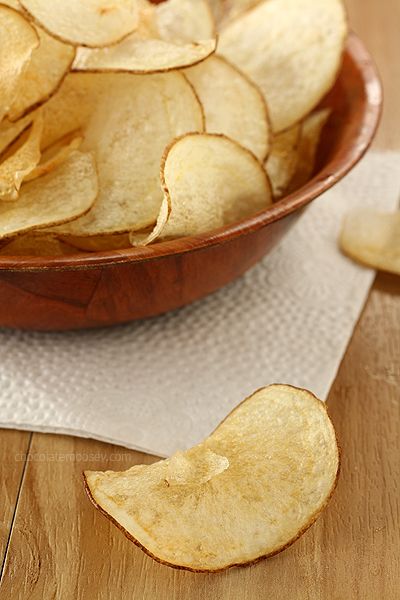 Crispy salt and vinegar potato chips will make you question why you buy chips in the first place. Recipe now updated to give these potato chips that lip-smacking flavor thanks to vinegar powder, just like store-bought chips! Salt And Vinegar Chips, Snacks Yummy, Vinegar Chips, Salt And Vinegar Potatoes, Stomach Rumbling, Fried Potato Chips, Baked Potato Chips, Potato Chip Recipes, Food Preserving