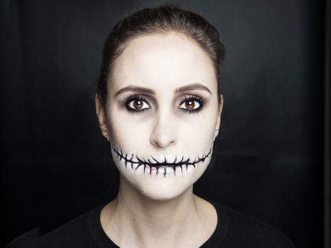 Halloween how-to: Stitched mouth makeup tutorial Mouth Makeup, Stitched Mouth, Maquillage Halloween Simple, Make Up Diy, Makeup Tutorial Mac, Best Mac Makeup, Halloween Make-up Looks, Diy Halloween Makeup, Creepy Halloween Makeup