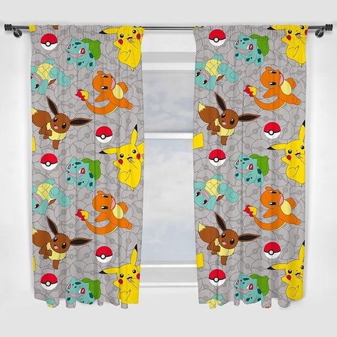 Pokemon Catch '183 cm Vorhang Set für das Kinderzimmer kleiner Pokemon Fans. Offizielles Lizenzprodukt.100 % Mikrofaser für leichtes Bügeln: 168 cm x 183 cm Maschinenwaschbar bei 40°C Passende Pokemon Bettwäsche und Pokemon Kinderzimmer Accessoires ebenfalls erhältlich - eine tolle Deko für das Kinderzimmer deines Pokemon Trainers | *werbung Pokémon Nursery, Pokemon Nursery, Pokemon House, Pokemon Bedroom, Pokemon Room, Pokémon Party, Pokemon Merchandise, Pokémon Stuff, Pokemon Theme