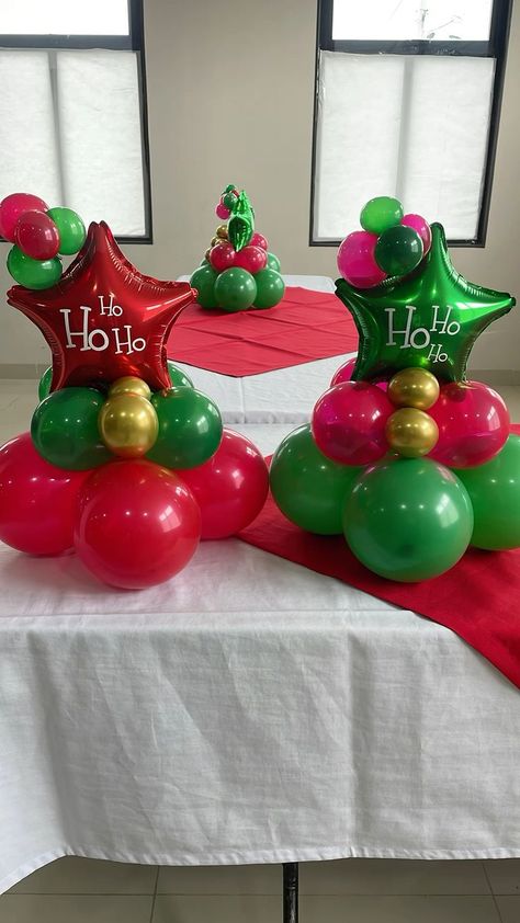 Easy Christmas Balloon Decorations, Christmas Decor Ideas Balloons, Christmas Balloon Ideas, Balloon Table Decorations, Christmas Party Centerpieces, Balloon Table Centerpieces, Christmas Balloon Decorations, Christmas Party Table, Holiday Balloons