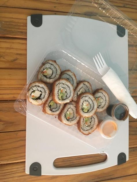 Sushi empanizado con tempura y pan molido relleno de surimi Sushi Empanizado