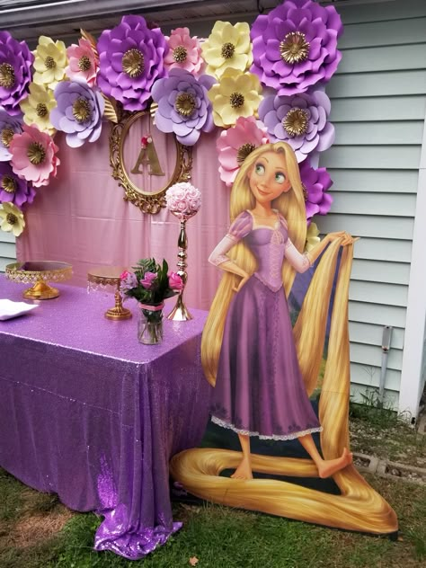 Tangled Backdrop, Tangled Party Decorations, Rapunzel Birthday Cake, Paper Flowers Backdrop, Bolo Rapunzel, 4de Verjaardag, Rapunzel Cake, Rapunzel Birthday, Tangled Birthday Party