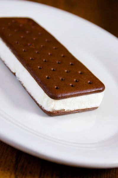 Ice Cream Sandwich Dessert Recipe, Diy Ice Cream Sandwiches, Easter Ice Cream, Ice Cream Sandwich Dessert, Homemade Ice Cream Sandwiches, Ice Cream Sandwiches Recipe, Sandwich Day, Ice Cream Sandwich Cake, Diy Ice Cream