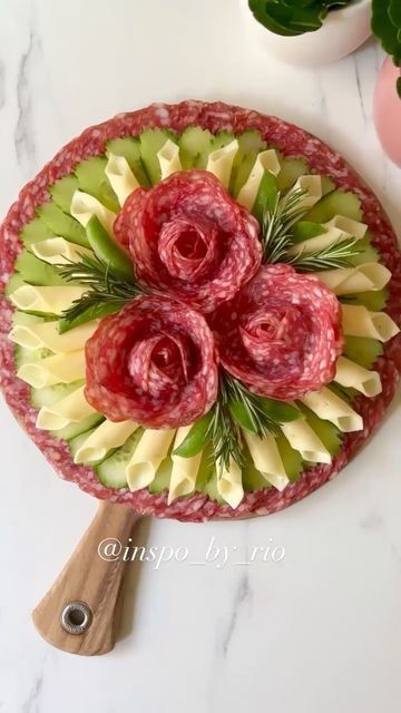 Amor Que Põe A Mesa on Instagram: "Lindaaa tábua de frios. @inspo_by_rio_ Plating ideas🌸 Hope everyone had a lovely Easter💛 Tag someone you want to share this with🥰 and save this to create your own🌸 Wishing you all a wonderful and peaceful week ahead🤍 Follow @inspo_by_rio_ for more💕 Products from @bca_italienskasmaker 🇮🇹 #foodstyling #plating #charcuterie #fooddecoration #fooddesigner #foodinspiration #foodart" Charcuterie Board Meats, Plating Ideas, Decorações Com Comidas, Charcuterie Inspiration, Party Food Platters, Charcuterie And Cheese Board, Charcuterie Recipes, Food Carving, Easy Food Art