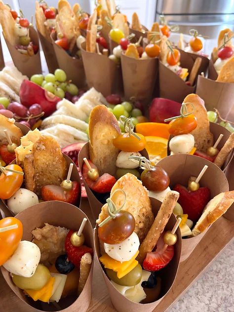 Individual Crudités Cups, Meatless Charcuterie Cups, Paper Cup Appetizers, How To Make Individual Charcuterie Cups, Charcuterie Cups Vegetarian, Individual Appetizer Cups, Charcuterie Cups On A Budget, Party Foods In A Cup, Individual Chacutery Cups