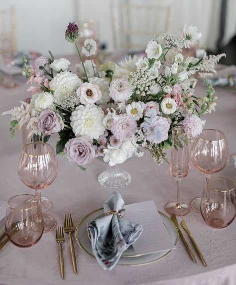 Pastel Purple Centerpieces, Deconstructed Floral Arch Wedding, Lilac Centerpieces, Luxury Centerpieces, Pastel Centerpieces, Lavender Wedding Centerpieces, Lilac Wedding Flowers, Light Purple Wedding, White Wedding Arch