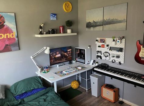 Setup Gamer, Bedroom Setup, Study Room Decor, Minimalist Room, Bed Desk, Pc Setup, Room Design Bedroom, Room Makeover Bedroom, Dream Room Inspiration