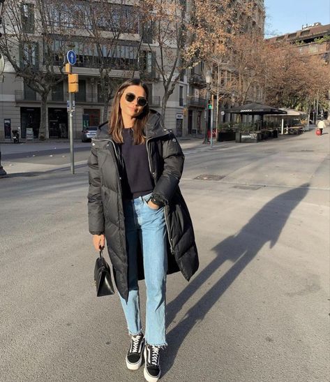 #emitaz #emelielindmark #vans #sneakers #inspo #trendy #outfit #puffer #jacket #barcelona #blue #jeans #sunnies #sunglasses #fashion Black Puffer Jacket Outfit Winter, Black Puffer Coat Outfit, Long Puffer Coat Outfit, Styling Vans, Black Puffer Outfit, Long Puffer Jacket Outfit, Black Puffer Jacket Outfit, Long Jacket Outfit, Long Black Puffer Coat