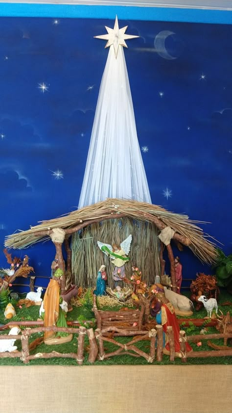 Crib Ideas Christmas Diy, Christmas Crib Ideas At Home Simple, Pesebres Navidad Ideas Originales, Navity Scene Ideas, Christmas Crib Ideas At Home Diy, Christmas Nativity Scene Diy, Nativity House, Christmas Nativity Scene Display, Christmas Ceiling Decorations