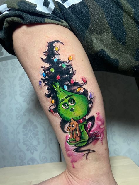 The grinch tattoo by Consubrush_tattoo The Grinch Tattoo, Grinch Tattoo Ideas, Cool Meaningful Tattoos, Grinch Tattoo, Mischievous Character, Cartoons Tattoo, Christmas Tattoos, Dynamic Tattoo, Astronaut Tattoo