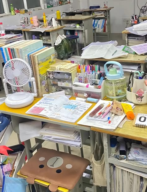 Desk School Aesthetic, China School Aesthetic, Chaotic Academia Study, Chinese School Aesthetic, China High School, School Desk Decor, China School, Study Desk Organization, Academia Study