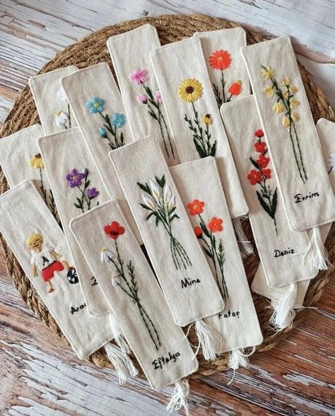 Embroidery Bookmark, Handmade Bookmarks Diy, Embroidery Hoop Wall Art, Simple Hand Embroidery Patterns, Embroidery Lessons, Diy Embroidery Designs, Hand Embroidery Patterns Flowers, Hand Embroidery Videos, Diy Embroidery Patterns