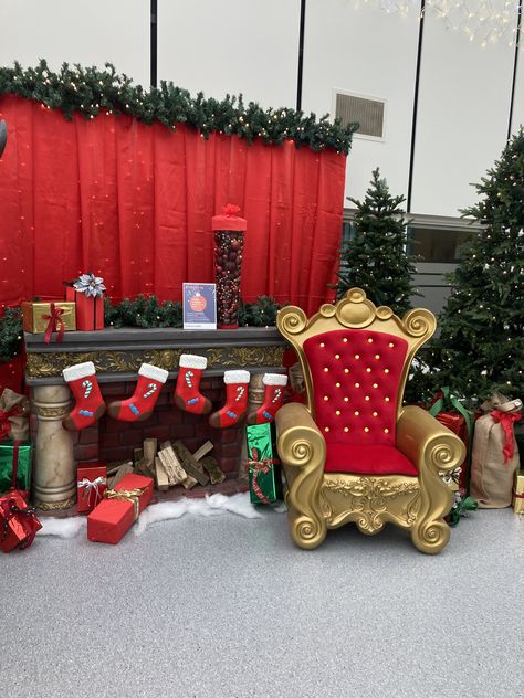 Santa Claus Chair Ideas, Santa Throne Diy, Santa Backdrop Ideas, Santa's House Decorations Ideas, Santa Set Up For Pictures, Christmas Fair Decorations, Santa Chair Diy, Christmas Booth Ideas, Christmas Selfie Station