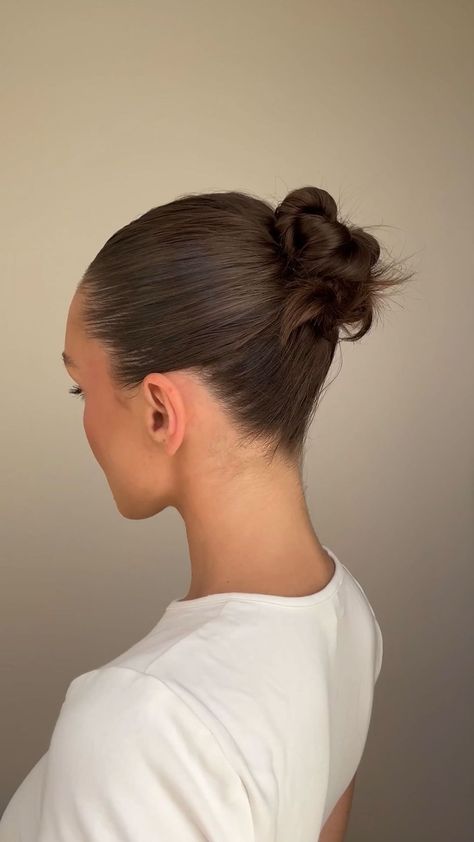 Emma Rose | Easy 5 minute slick bun for finer hair!! I literally do this hairstyle at least twice a week so finally sharing how I do it ✍🏼✍🏼✍🏼✨ Slick... | Instagram Slick Bun Brunette, Slick Updo Short Hair, Updo Hairstyles Slick Back, Slick Bun With Veil, Hairstyle Clean Look, Hair Styles New Years Eve Night, Slicked Back Hair Girl, High Slick Back Bun, Slick Natural Hairstyles