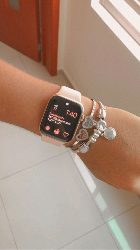 Smartwatch Aesthetic, Apple Watch Bands Fashion, Pandora Bracelet Designs, Apple Watch Fashion, Apple Watch Bracelets, Apple Watches, Bracelet Apple Watch, Apple Watch Accessories, Apple Watch Faces