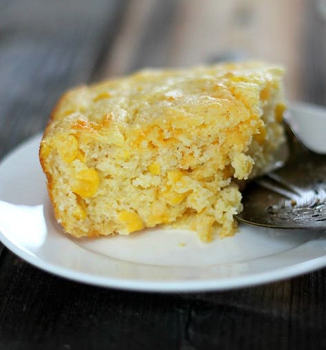 Quick Corn Spoonbread is a hybrid of cornbread, corn souffle' and stuffing all in one. One bowl prep uses Krusteaz cornbread mix, sour cream and whole kernel corn. Krusteaz Recipes, Sweet Cream Corn, Sweet Corn Casserole, Corn Souffle, Savory Cornbread, Easy Corn Casserole, Cream Corn Casserole, Jalapeno Cheddar Cornbread, Cheddar Cornbread