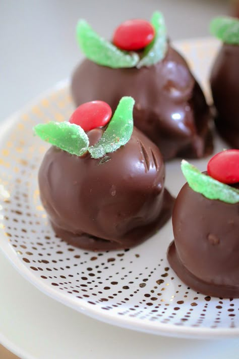 These super simple Christmas Mint Slice Balls are made with cream cheese and Mint Slice biscuits - the perfect no-bake Christmas treat! Christmas Craft Gifts, Mint Slice, Children Food, Xmas Recipes, Xmas Treats, Christmas Food Gifts, Christmas Food Ideas, Bite Size Desserts, Australian Food