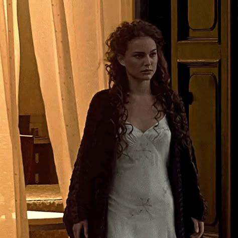 Padma Amidala, Padme Pregnant, Padme Amidala White Outfit, Padme Amidala Pregnant, Padme Amidala Gif, Padme Sleeping Gown, Padme Amidala Handmaiden, Amidala Star Wars, Star Wars Attack Of The Clones