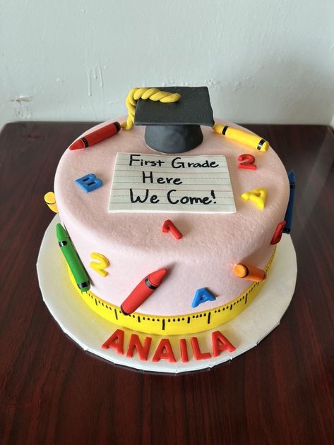 Preschool Graduation Cake, Kindergarten Graduation Cake, Kindergarten Graduation Party, Teacher Cakes, Cake With Fondant, Pre K Graduation, School Cake, Graduation Cake Toppers, Graduation Cake