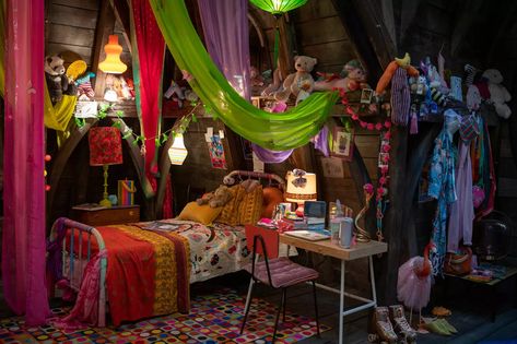 'Wednesday' Production Designer Reveals Secrets Behind Wednesday and Enid's Dorm Room Decor Around Tv, Dorm Decoration, Dorm Room Designs, Shared Bedroom, The Addams Family, Shared Room, Living Room Tv Stand, Room Aesthetic, Room Set