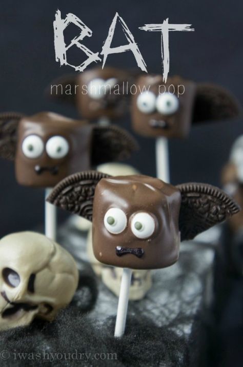 Halloween party treats / food: Bat Halloween Marshmallow Pop Marshmallow Pops Halloween, Pasteles Halloween, Dulces Halloween, Halloween Cake Pops, Halloween Party Treats, Halloween Fest, Bat Halloween, Halloween Baking, Marshmallow Pops