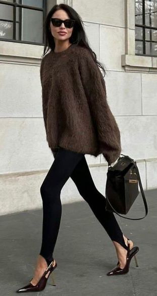 Sling Back Pumps Outfit, Sling Back Heels Outfit, Leggings And Heels, Chique Outfit, Look Legging, Stirrup Pants, Legging Outfits, Mode Inspo, Looks Chic