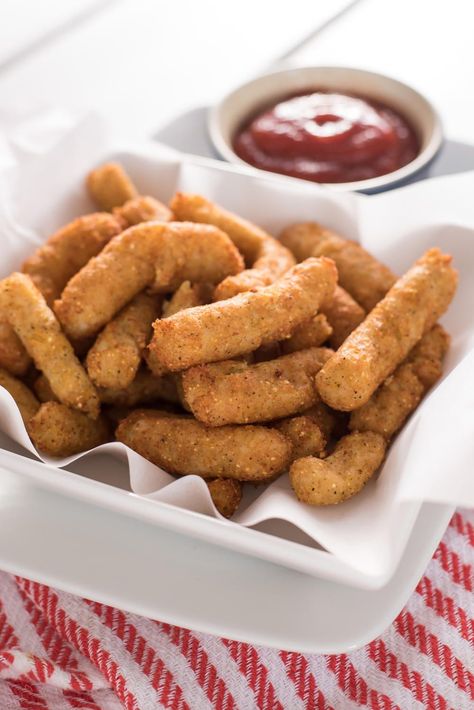 Do you ever combine your favorite comfort foods? These mashed potato fries (also known as fried mashed potato sticks) will make you want to start! Mashed Potato Fries, Cheesy Foods, Baked Corn Dogs, Dip Sauces, Fried Mashed Potatoes, Bisquick Chicken, Fried Potatoes Recipe, Potato Fry, Restaurant Appetizers