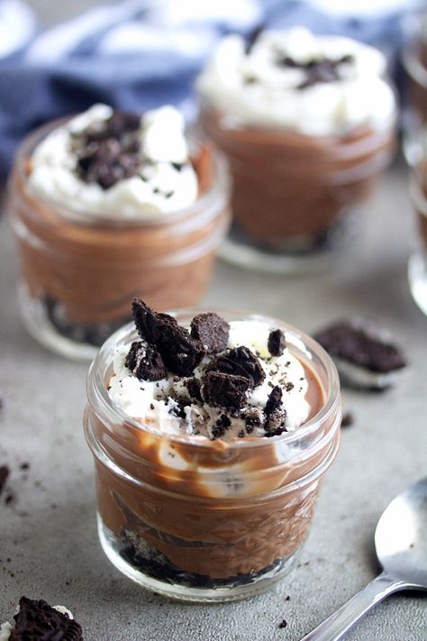 Chocolate Cream Pie in a Jar – 5 Boys Baker Mason Jar Desserts Recipes, Mason Jar Pies, Glace Fruit, Chocolate Pie Filling, Chocolate Cream Pie Recipe, Baileys Cheesecake, Holiday Mason Jar, Mason Jar Desserts, Dessert Oreo