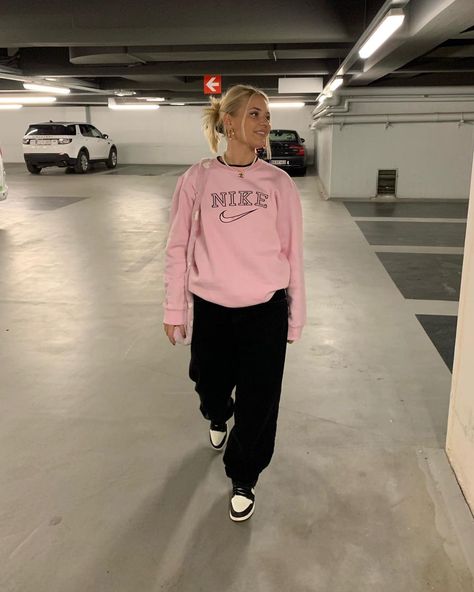 Barbara Kristoffersen (@barbarakristoffersen) posted on Instagram: “💗 GIVEAWAY 💗 I have teamed up with @90sbabyvntg to give you the chance to win this pink Nike sweatshirt! For a chance to win: 1. Follow…” • Dec 4, 2020 at 2:58pm UTC Crewneck Sweatshirt Outfit Street Style, Nike Sweatshirt Outfit, Crewneck Outfits, Pink Sweatshirt Outfit, Barbara Kristoffersen, Crewneck Sweatshirt Outfit, Crewneck Outfit, Sweatshirt Street Style, Nike Crewneck Sweatshirt